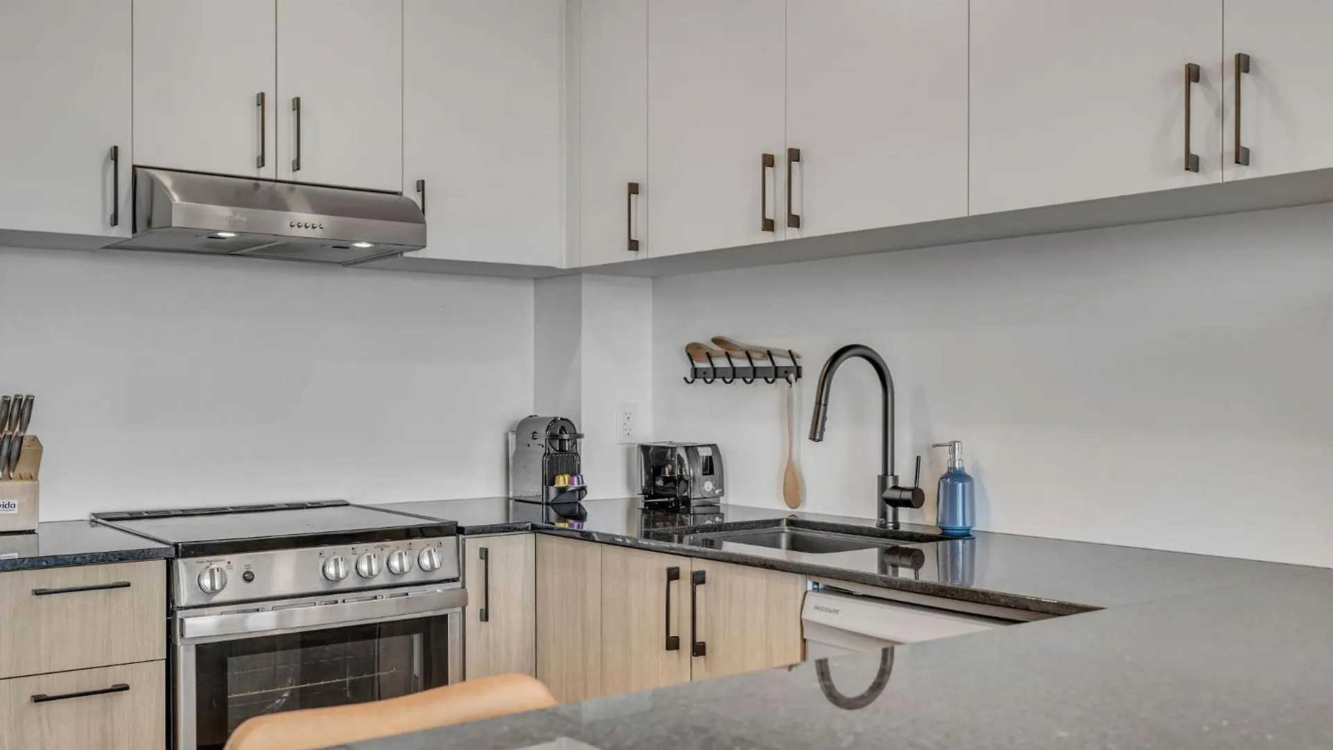 Initial-Matisse- Quebec-Parking And Pool Apartment 0*, Quebec City Canada